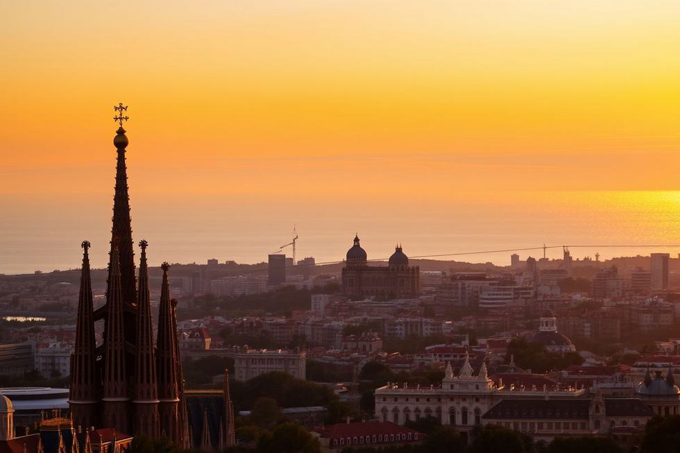 Vista panorâmica de Barcelona com a Sagrada Família e o mar Mediterrâneo ao fundo.