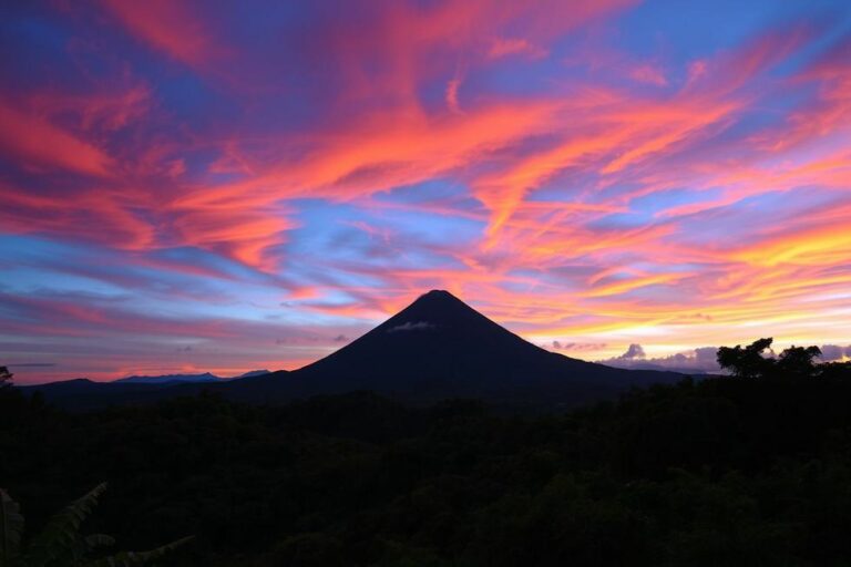 Pôr do sol deslumbrante sobre um vulcão na América Central.