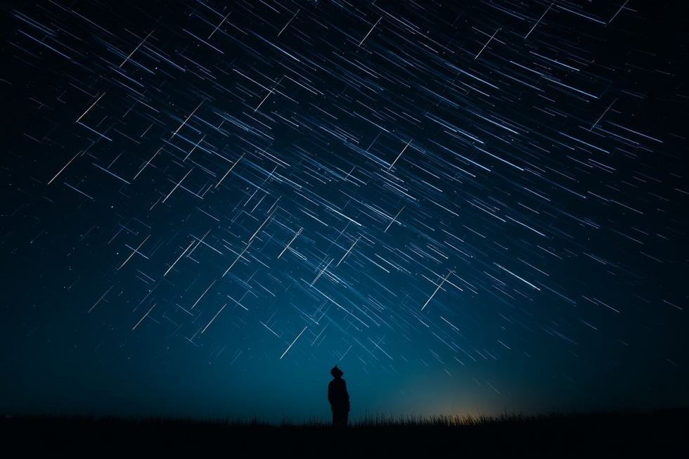 Pessoa observando a chuva de meteoros Perseidas.