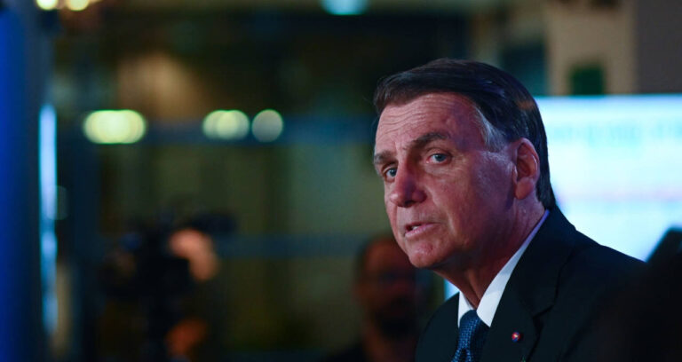 Bolsonaro enfrenta nova crise de soluços persistentes apesar de procedimento médico recente