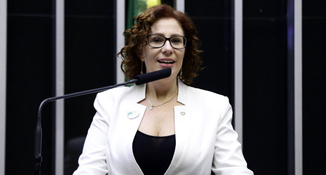 Carla Zambelli renuncia ao mandato de deputada federal; suplente será empossado pela Câmara