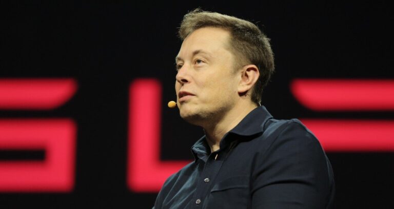 Elon Musk quebra a marca de US$ 700 bilhões: Conheça o homem por trás da fortuna histórica e o que isso significa para o mercado