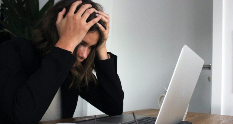 10 Frases que Revelam um Profissional Incompetente Imediatamente – Evite Esses Sinais no Ambiente de Trabalho