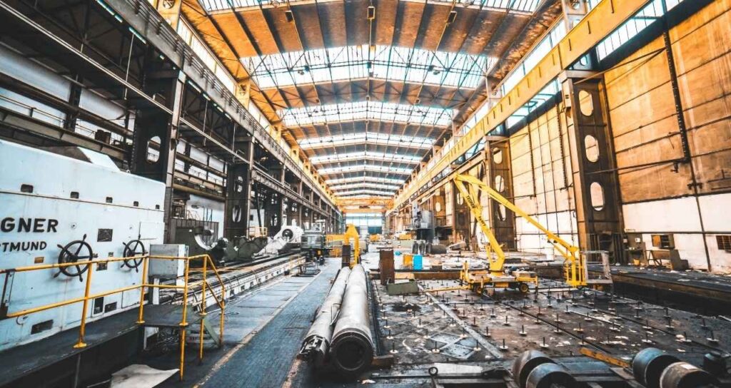Indústria Brasileira Encerra 2023 com Pior Desempenho Anual em 1 Ano e Meio em Dezembro, Sinalizando Desaceleração Econômica