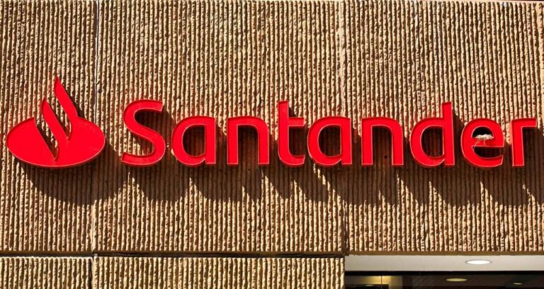 Santander Anuncia Recompra de Ações de 5 Bilhões de Euros Após Lucro Robusto em 2025 e Aquisição Estratégica