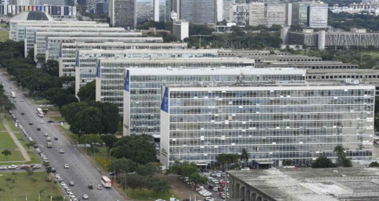Reajuste de Servidores do Executivo: Governo Estima Impacto de R$ 5,3 Bilhões em Projeto de Lei