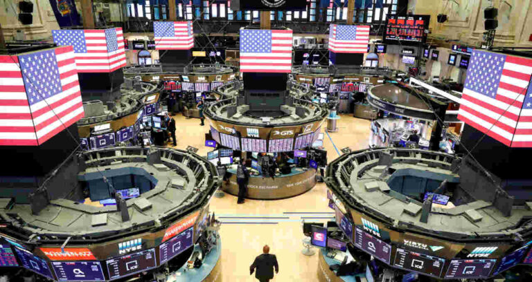 Wall Street em Queda: Dados de Emprego Fracos e Balanços Corporativos Pressionam Mercados Americanos