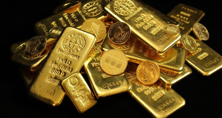 Ouro Recua com Sinais de Distensão EUA-Irã e Dólar Forte; Bitcoin Oscila e Ações de Empresas como Marcopolo e Bradesco Movem o Mercado