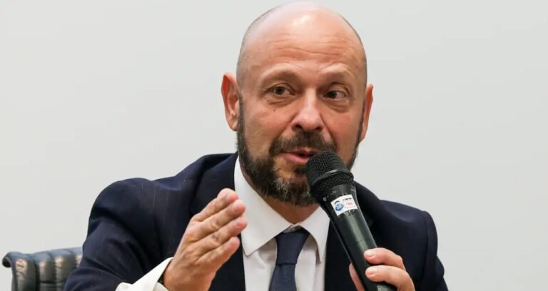 Presidente do INSS Afirma Desconhecer Contato com Vorcaro e Critica Contrato com Master: “Cheirava Mal”