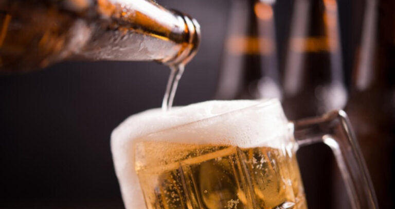 Jovem de 18 anos revoluciona mercado de cerveja com acessório impresso em 3D e fatura R$ 1,6 milhão em um mês