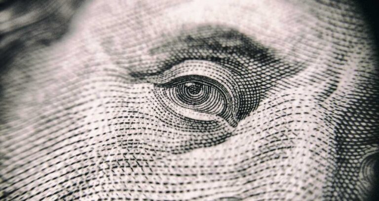 Dólar Despenca para R$ 5,18: Fluxo Estrangeiro e Inflação em Queda Impulsionam Moeda Brasileira