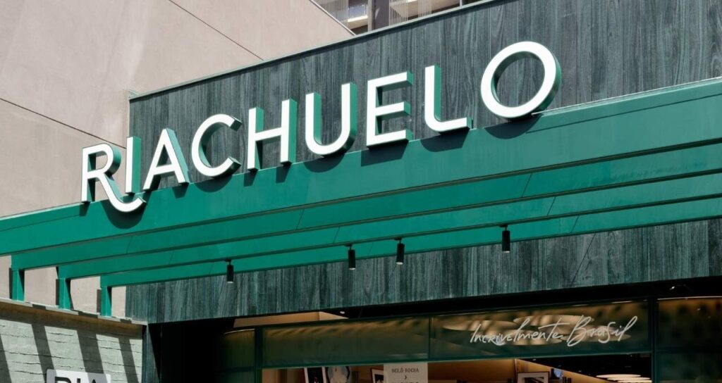 Riachuelo (RIAA3) Anuncia Lucro de R$ 322 Milhões no 4T25: Melhor Ano da História da Companhia Supera Expectativas do Mercado