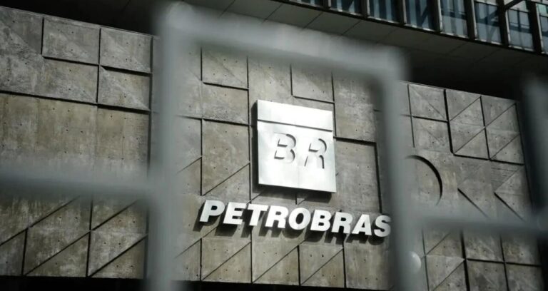 Petrobras (PETR4) em Queda: Entenda o Impacto dos Juros sobre Capital Próprio e a Influência do Mercado Global