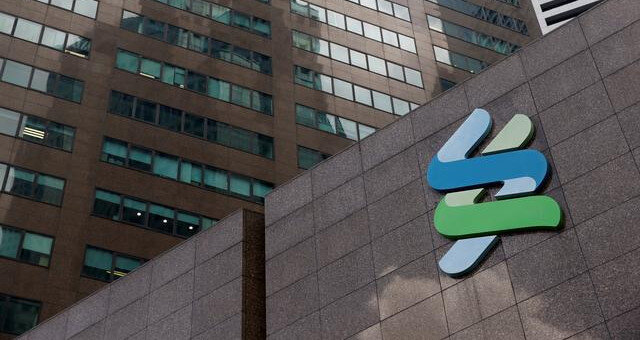 Bitcoin em Risco: Standard Chartered Alerta para Possível Queda de 25% e Mercado Reage com Cautela