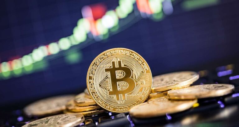 Bitcoin Flutua Abaixo de US$ 70 Mil: Mercado Cripto Aguarda Indicadores Econômicos e Analisa Movimentações de Grandes Players