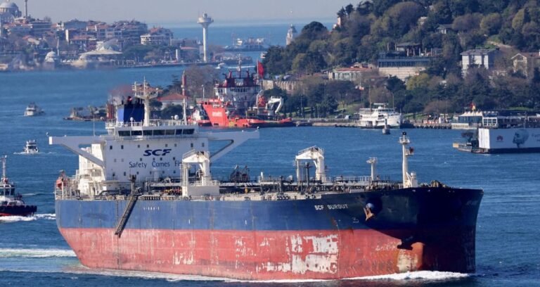 Petróleo Recua Mais de 1% com Fechamento de Trecho em Ormuz e Negociações EUA-Irã em Foco