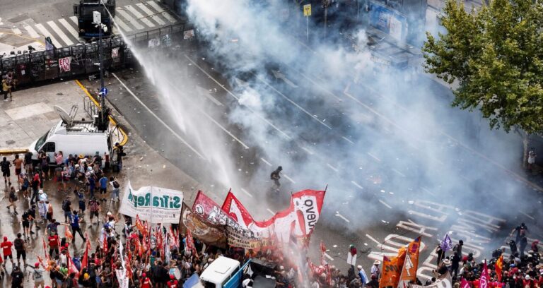 Greve de 48 horas paralisa exportações agrícolas da Argentina em protesto contra reforma trabalhista de Milei