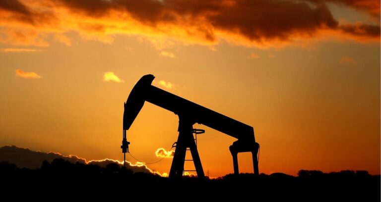 Petróleo Dispara 4% com Tensões Globais: Irã-EUA e Rússia-Ucrânia Impulsionam Preços