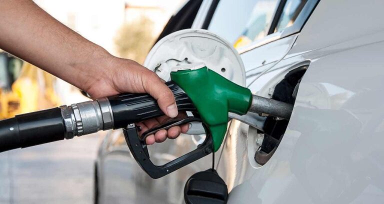 Gasolina e Etanol Disparam: Veja o Impacto no Seu Bolso na Primeira Quinzena de Fevereiro e o Que Esperar do Mercado Financeiro Pós-Carnaval