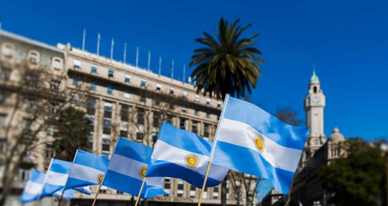 Argentina: Deputados Aprovam Reforma Trabalhista e Ampliam Jornada Diária para 12 Horas, Gerando Debate Social
