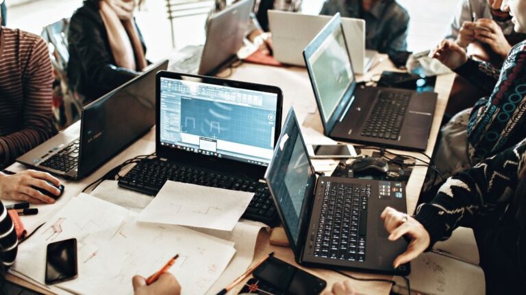 Mercado de Trabalho em 2030: Automação e IA Ameaçam Empregos Qualificados; Veja o Que Esperar