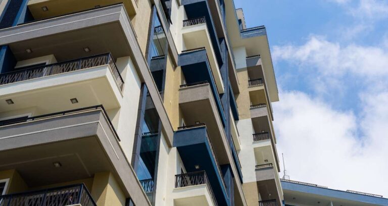Mercado Imobiliário: Preços Começam a Ceder? Fatores Econômicos e Empresas em Destaque