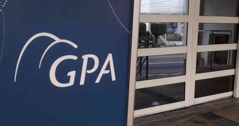 GPA (PCAR3) registra prejuízo bilionário de R$ 572 milhões no 4T23, superando expectativas do mercado