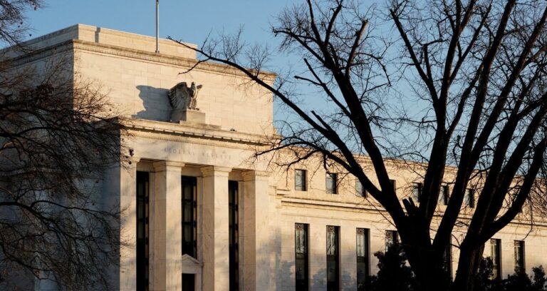 Membro do Fed alerta para inflação acima da meta, impulsionada por tarifas, enquanto mercado de ações reage a balanços e dividendos