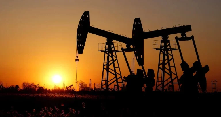 Petróleo dispara e supera US$ 85 o barril com tensões no Irã; Futuro do Ibovespa em alerta com cenário externo