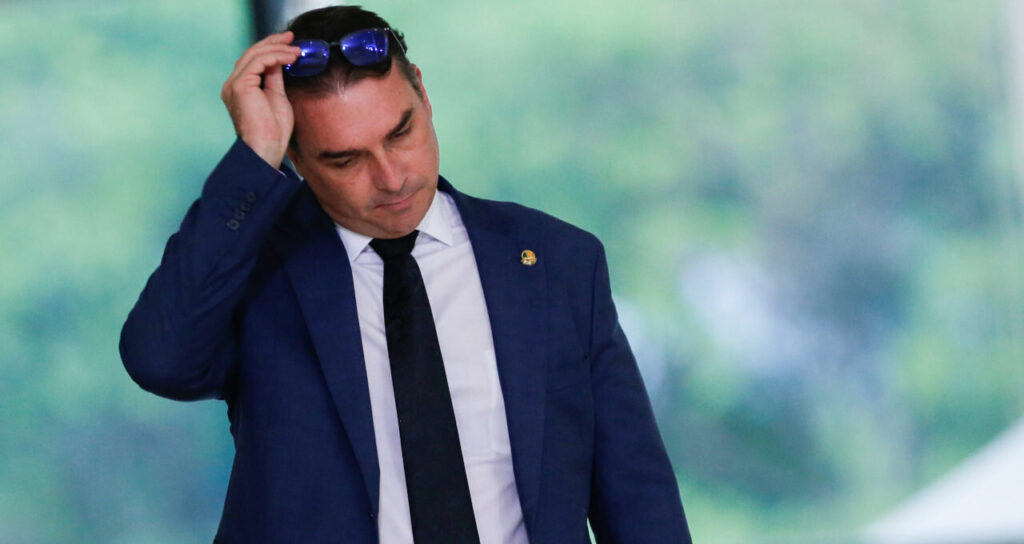 Gestores de Mercado Avaliam Cenário Político: Flávio Bolsonaro em Destaque e Possibilidade de Vitória de Lula em Xeque
