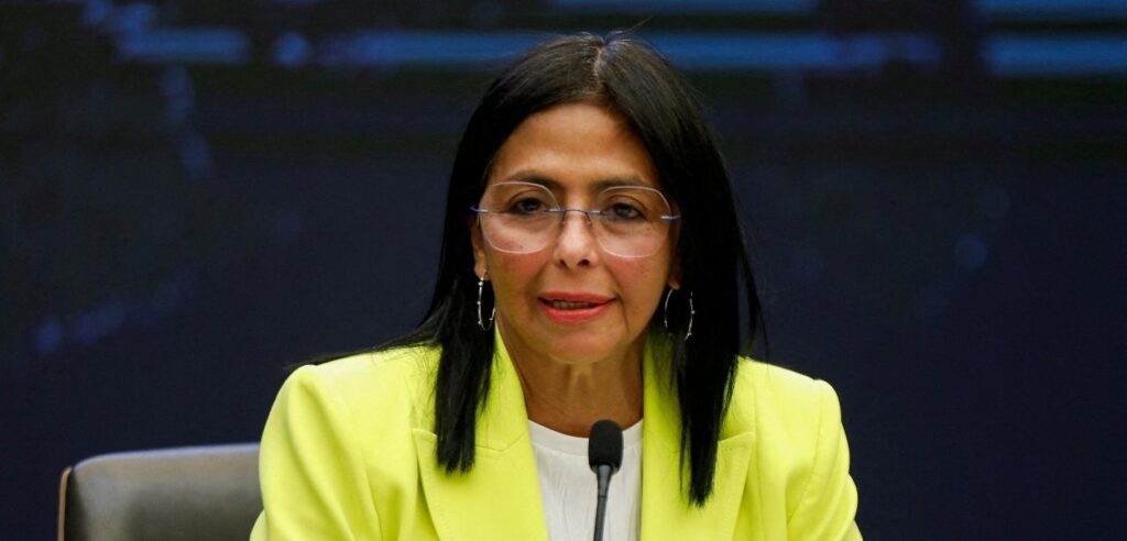 Presidente Interina da Venezuela Envia Mensagem a Trump Comprometendo-se com Diálogo em Meio a Tensões Políticas