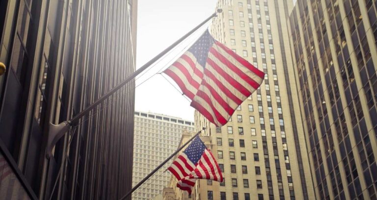 Inflação nos EUA acumula alta de 2,4% em fevereiro e supera meta do Fed, enquanto guerra no Irã e balança comercial da China agitam mercados globais