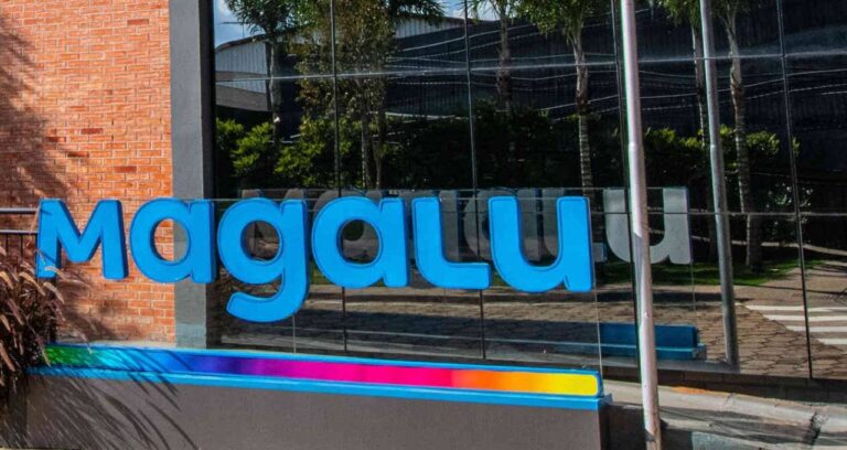 Magazine Luiza (MGLU3) lucra R$ 124,7 milhões no 4T25 em mercado estagnado; Ibovespa reage a inflação e tensões globais