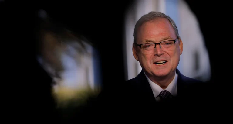 Hassett: Fim da Guerra com Irã à vista e apoio a encontro Trump-Xi Jinping; Ibovespa oscila com juros e Petrobras