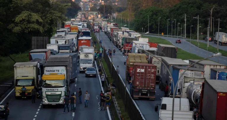 Greve de Caminhoneiros: Governo Alerta e Reforça Fiscalização para Evitar Paralisia Logística e Impacto na Bolsa