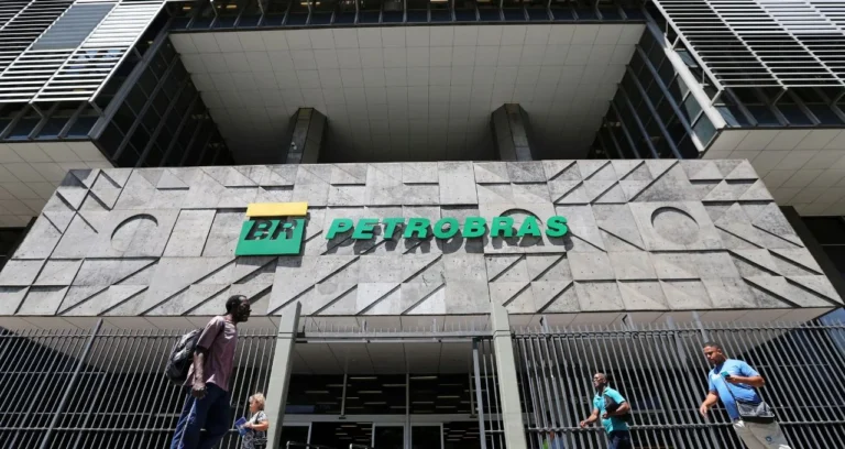 Petrobras: Fontes do Setor Apontam Reajuste de Preços como Solução para Restrição de Oferta de Combustíveis