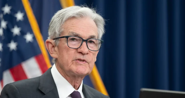 Powell defende independência do Fed e elogia Volcker por resistir a pressões políticas em meio a tensões globais