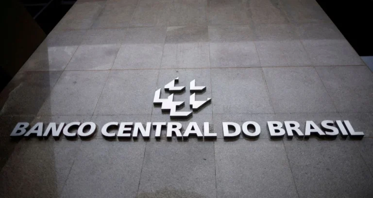 Mercado eleva projeções para Selic e inflação em 2026, enquanto Ibovespa reage a tensões geopolíticas e notícias corporativas