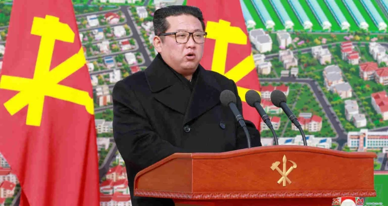 Kim Jong Un Declara Arsenal Nuclear da Coreia do Norte “Irreversível” e Ameaça Sul; Tensão Geopolítica Aumenta