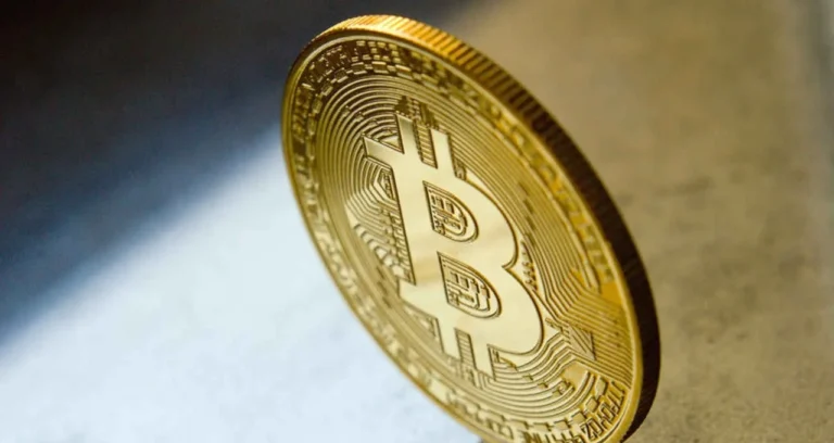 Bitcoin Volta a Flertar com US$ 66 Mil Após Semana de Turbulências Globais e Vendas Massivas