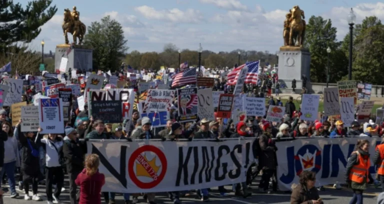 Políticas de Trump Provocam Protestos Massivos nos EUA; Mercado Financeiro Reage a Tensões Globais e Inflação