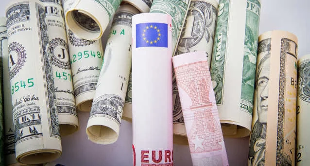 Euro em Risco: Juros Elevados e Volatilidade do Petróleo Ameaçam Moeda Europeia Frente ao Dólar