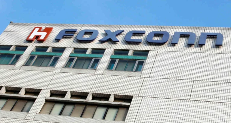 Receita da Foxconn Salta 30% no 1º Trimestre, Mas Gigante de Tecnologia Alerta para Incertezas Globais