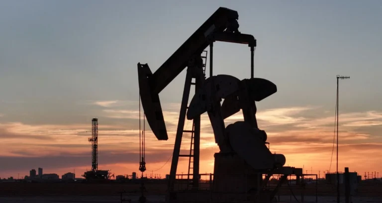 Petróleo despenca mais de 13% em um dia, maior queda desde 2020: Petrobras (PETR4) lidera perdas e Ibovespa reage a tensões globais