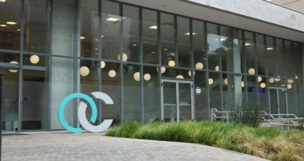 Oncoclínicas (ONCO3) em Queda Livre: Fitch Rebaixa Rating, Cade Investiga e Futuro Incerto Antes do Balanço