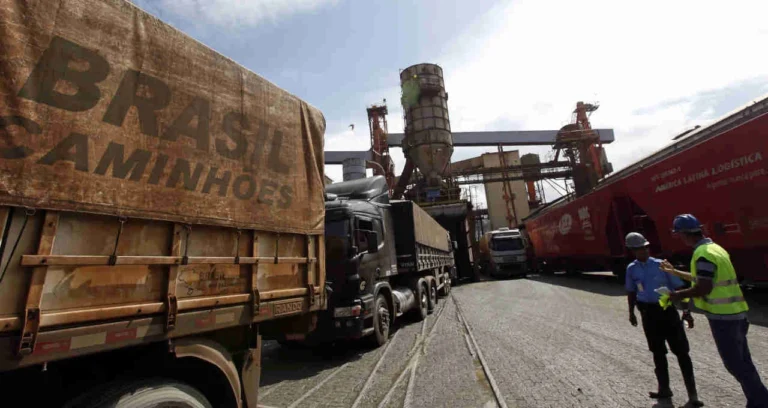 Porto de Santos prioriza gasolina: entenda o impacto na logística de combustíveis e o que esperar para o mercado