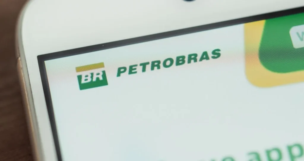 Petrobras (PETR4): Previ Vende R$ 1 Bilhão em Ações em Momento de Alta, Analistas Avaliam Estratégia da Estatal