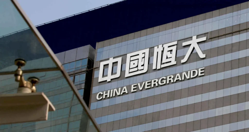 Fundador da Evergrande se declara culpado de fraude e suborno em tribunal na China; mercado reage com cautela
