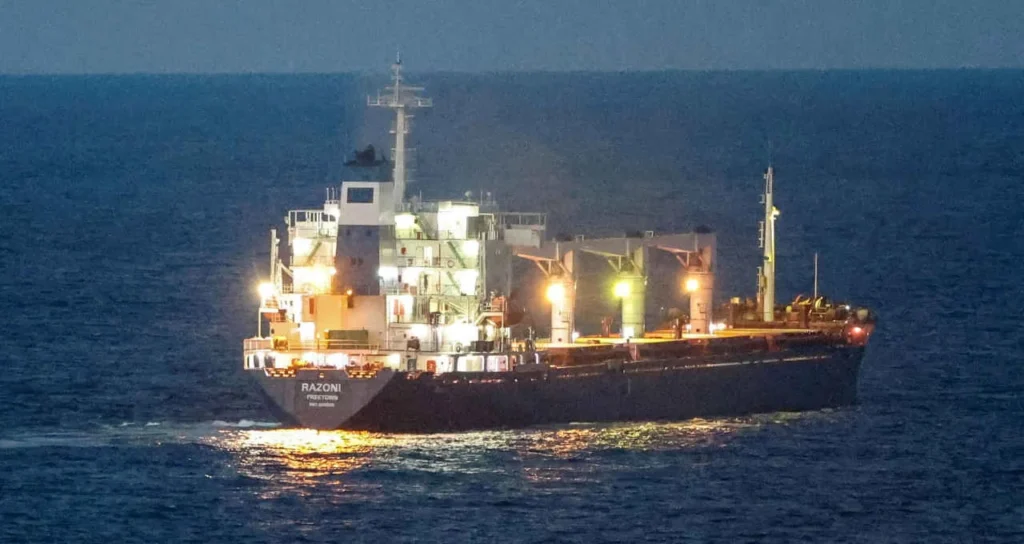 Tensão no Oriente Médio: Lanchas iranianas atacam petroleiro no Estreito de Ormuz em meio a novas restrições