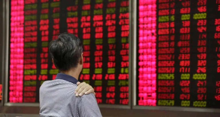 Bolsas Asiáticas Recuam com Tensão no Oriente Médio; Petróleo e Dólar em Alta Após Trégua e Radar de Balanços nos EUA